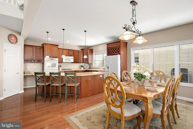 304 S Heron Gull Ct, Ocean City, MD 21842 - dining room featuring baseboards, visible vents, recessed lighting, and light wood-style floors