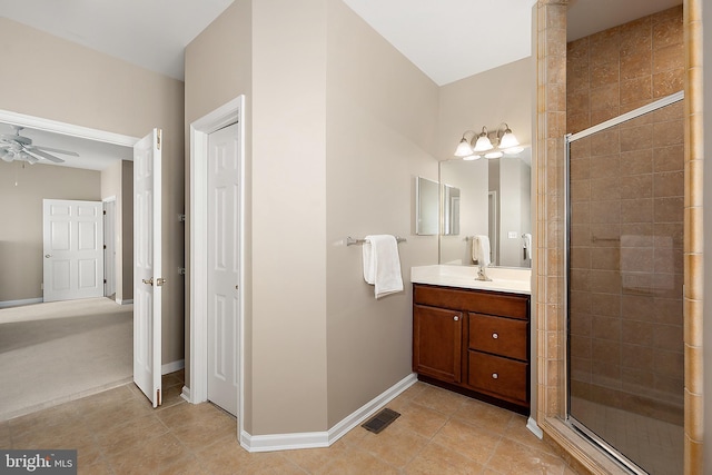 304 S Heron Gull Ct, Ocean City, MD 21842 - full bathroom featuring visible vents, tiled shower, vanity, and a ceiling fan