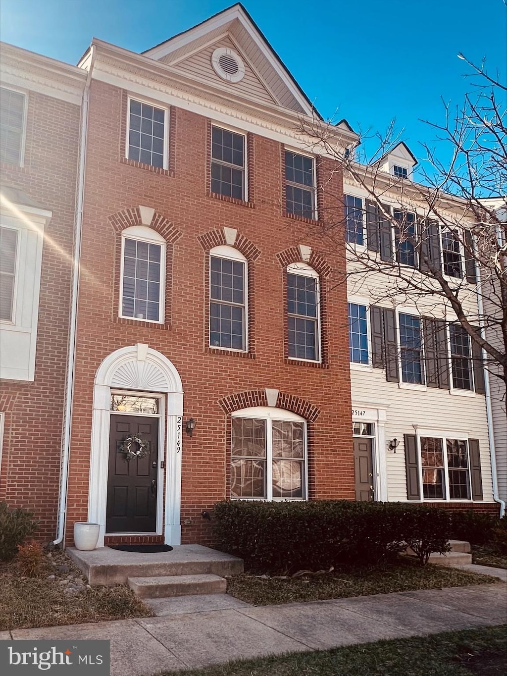 view of front facade with brick siding