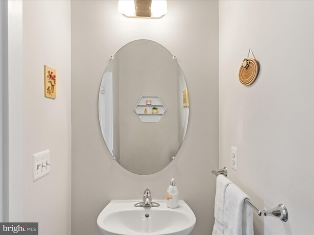 bathroom featuring a sink