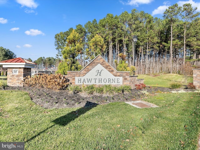 community / neighborhood sign featuring a yard