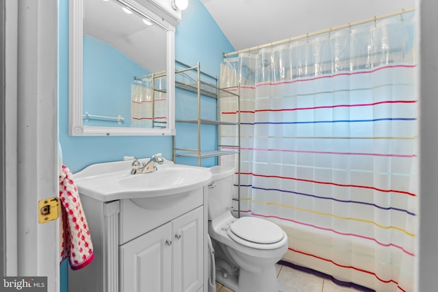 full bath featuring tile patterned floors, vanity, curtained shower, toilet, and lofted ceiling