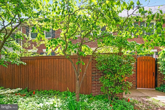 gate featuring fence