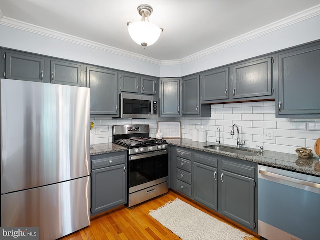 998 Glackens Ln, Wilmington, DE 19808 - kitchen featuring stainless steel appliances, a sink, dark stone countertops, ornamental molding, and decorative backsplash