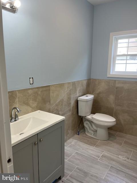 628 W 2nd St, Florence, NJ 08518 - bathroom with tile walls, vanity, and wainscoting