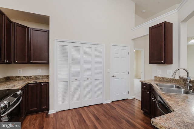 5207 Wyndholme Cir Unit 402, Baltimore, MD 21229 - kitchen featuring dark brown cabinets, high vaulted ceiling, a sink, dark wood-style flooring, and range with electric stovetop