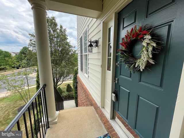 property entrance featuring a porch