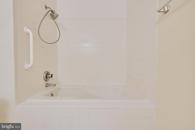 bathroom with tiled shower / bath