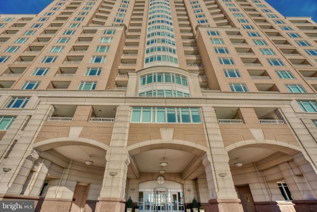 view of apartment building / complex