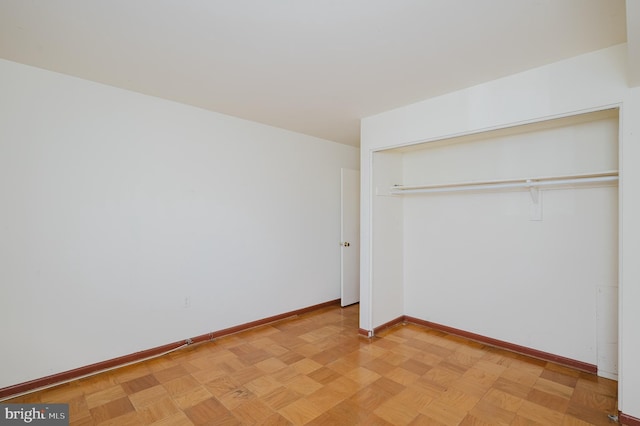 unfurnished bedroom featuring baseboards and a closet