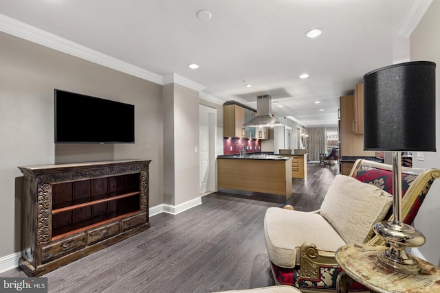 living area featuring recessed lighting, dark wood-style floors, baseboards, and crown molding