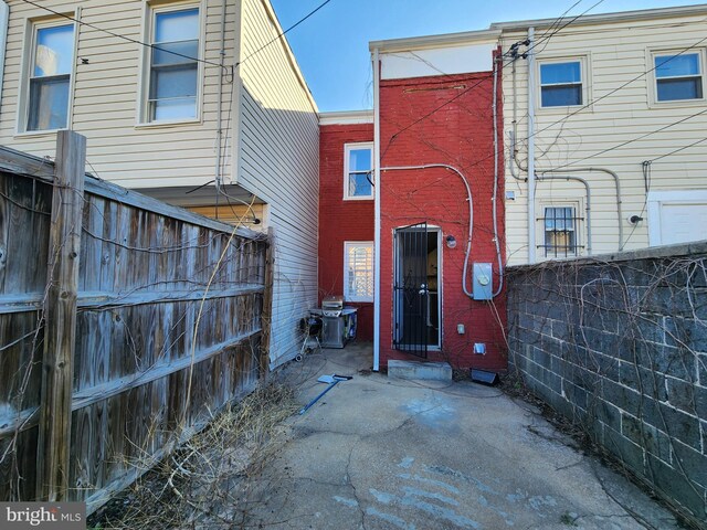 528 N Montford Ave, Baltimore, MD 21205 - rear view of house featuring fence