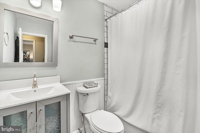 25112 Applecross Ter, Damascus, MD 20872 - full bath featuring wainscoting, toilet, vanity, and a shower with curtain