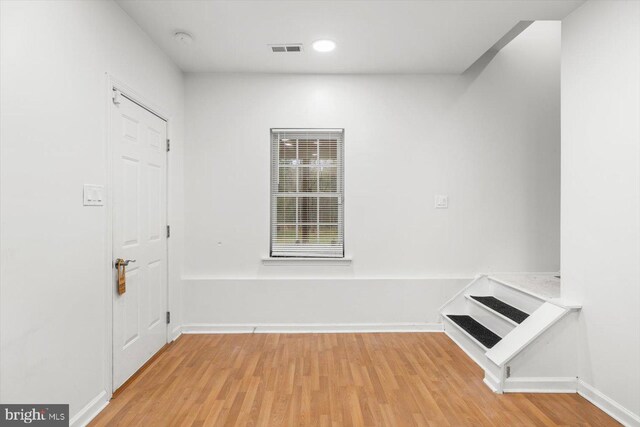 foyer entrance featuring visible vents, baseboards, recessed lighting, and light wood-style floors