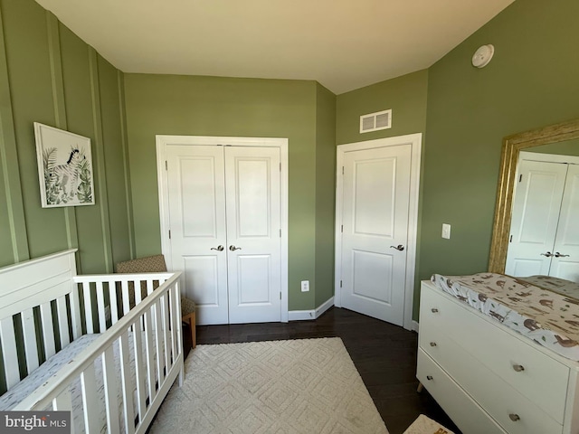 8676 Underhill Ln, Manassas, VA 20112 - bedroom featuring dark wood-type flooring, visible vents, a closet, and baseboards