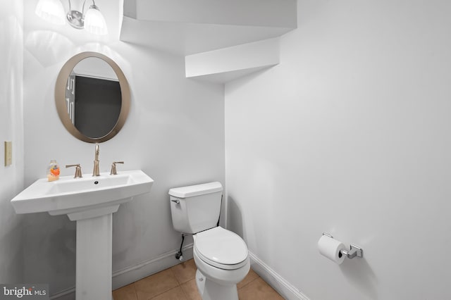 922 Fell St, Baltimore, MD 21231 - half bath featuring toilet, tile patterned flooring, and baseboards