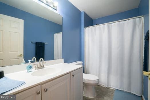 17661 Avenel Ln, Dumfries, VA 22026 - bathroom featuring toilet, vanity, and a shower with curtain