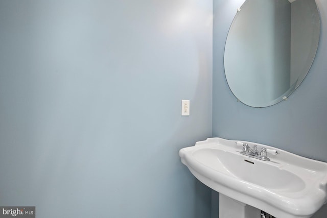 bathroom featuring a sink