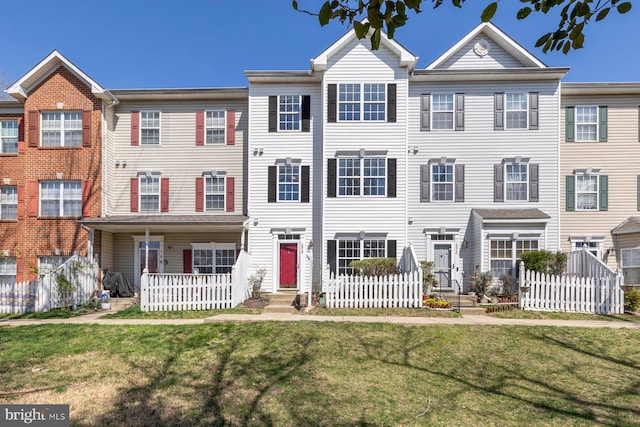 multi unit property with a front yard and fence