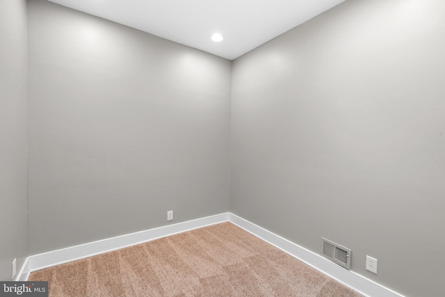 empty room featuring baseboards, carpet, visible vents, and recessed lighting