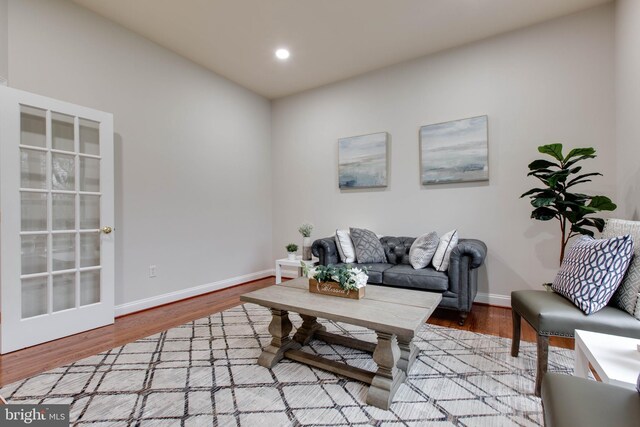 living room with baseboards, recessed lighting, and wood finished floors
