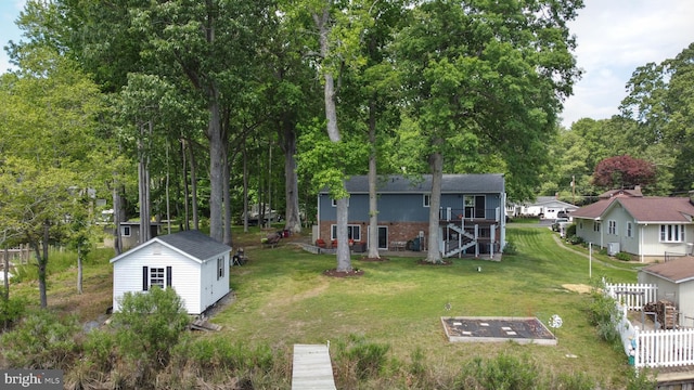 view of yard with an outbuilding