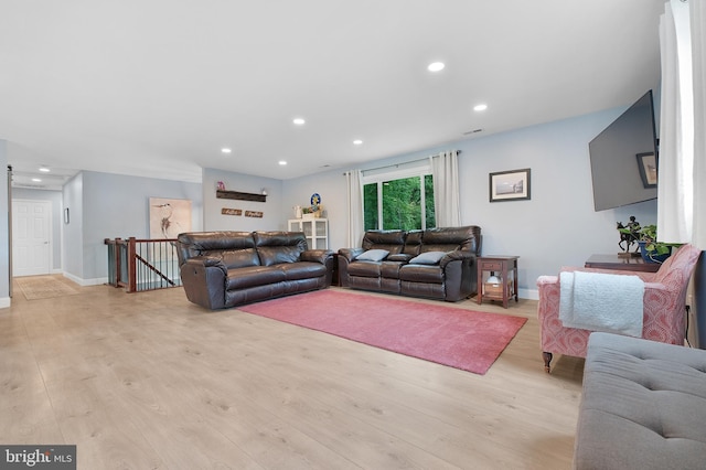 living area featuring light wood-style floors, recessed lighting, and baseboards