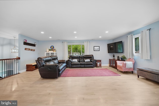 living room featuring light wood finished floors, recessed lighting, and baseboards