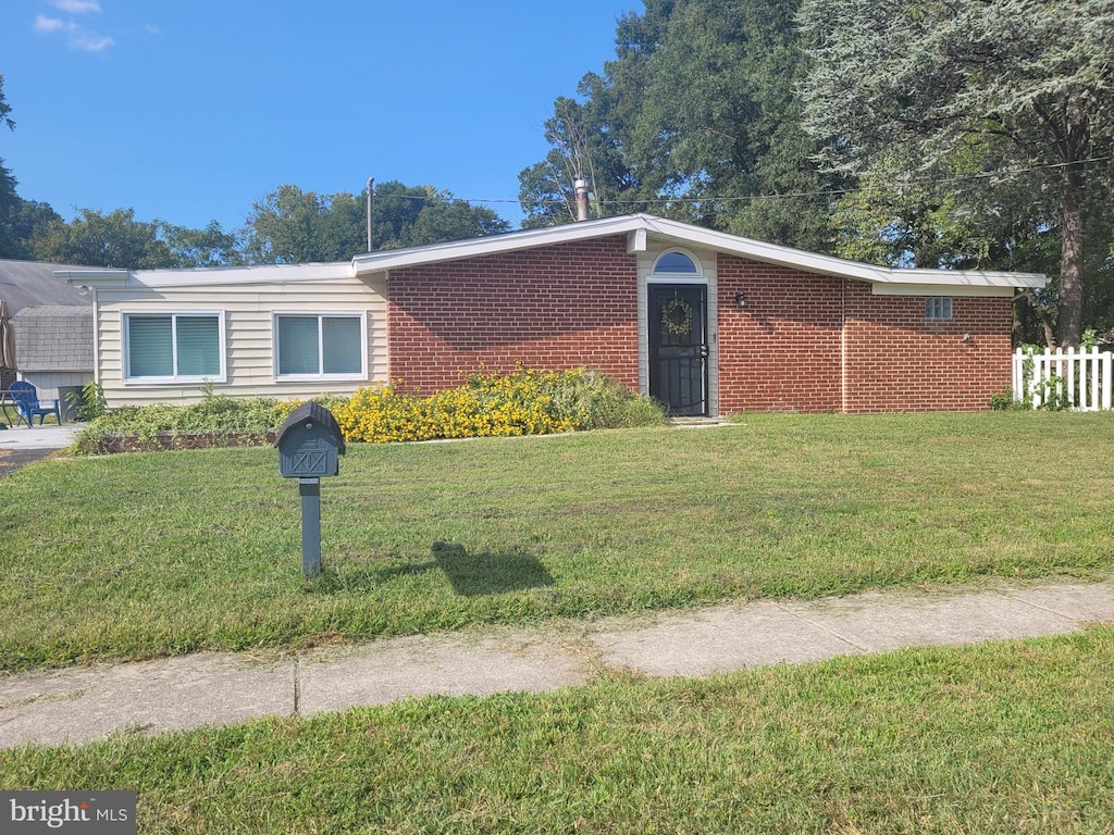 1222 Crawford Dr, Glen Burnie, MD 21061 - ranch-style home featuring a front lawn and brick siding