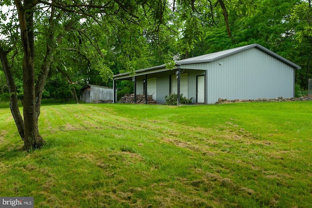 view of yard featuring an outbuilding