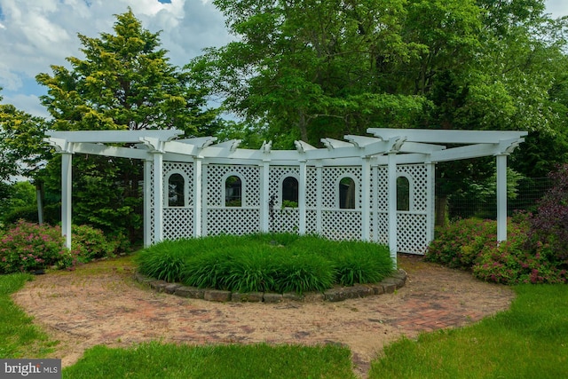 view of yard featuring a pergola