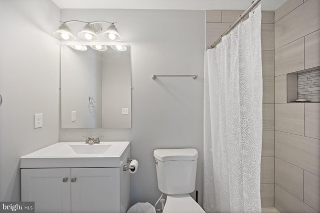 full bath featuring toilet, vanity, and a shower with shower curtain