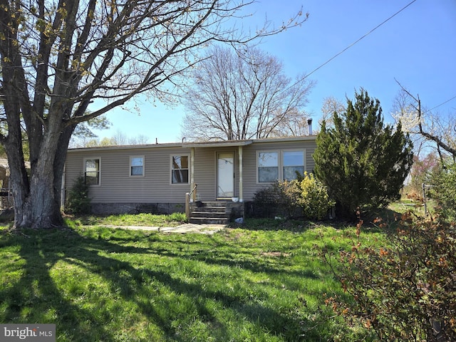 view of front facade featuring a front yard