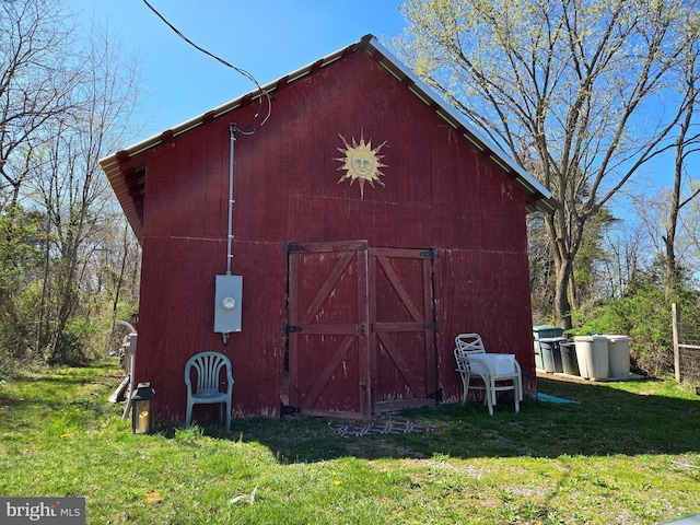 view of barn with a yard