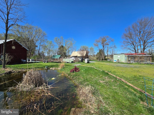 view of yard featuring an outbuilding