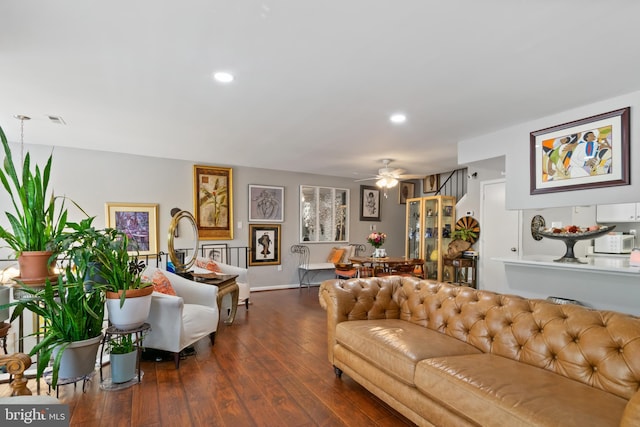 living room with dark wood-style flooring, baseboards, visible vents, recessed lighting, and a ceiling fan