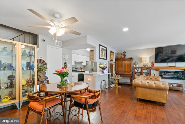 dining area featuring dark wood-style flooring, a ceiling fan, visible vents, and recessed lighting