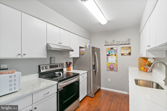 kitchen featuring stainless steel appliances, a sink, dark wood-style flooring, white cabinetry, and under cabinet range hood
