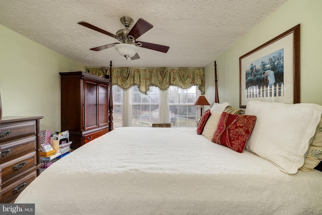 bedroom featuring ceiling fan and a textured ceiling