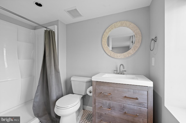 full bath featuring a shower with curtain, toilet, baseboards, visible vents, and vanity