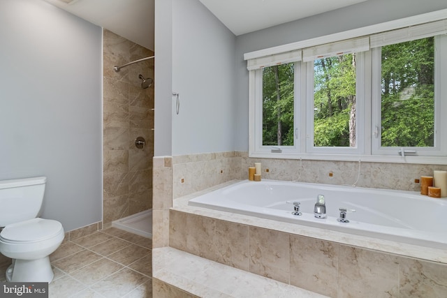 bathroom featuring a garden tub, a wealth of natural light, toilet, and tiled shower
