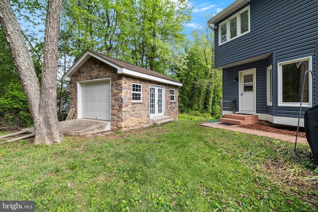 view of yard featuring an outdoor structure and a detached garage