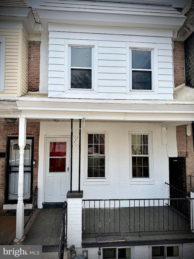entrance to property featuring covered porch