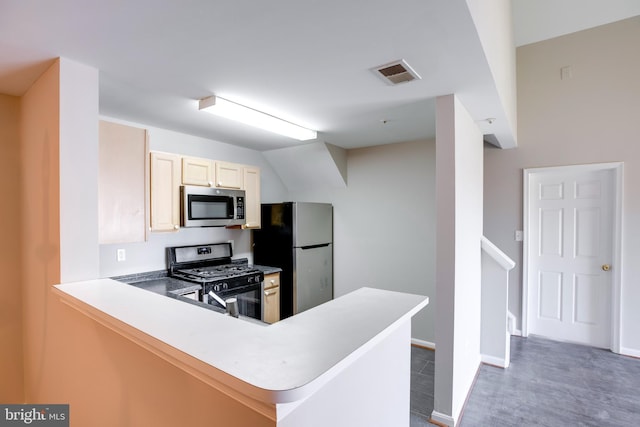 1055 Gardenview Loop Unit 402, Woodbridge, VA 22191 - kitchen with visible vents, baseboards, appliances with stainless steel finishes, a peninsula, and wood finished floors