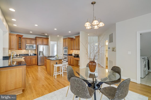 dining room with visible vents, light wood-type flooring, a chandelier, recessed lighting, and washer and clothes dryer