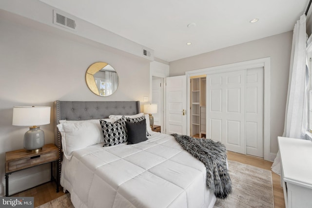bedroom featuring visible vents, wood finished floors, a closet, and recessed lighting