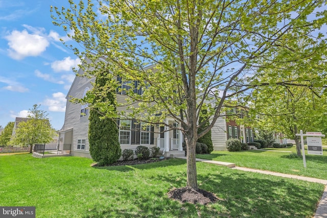 view of front of property featuring a front yard