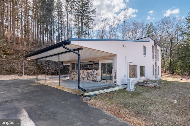 view of front facade featuring driveway and fence