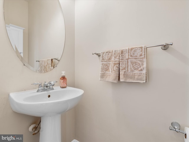 bathroom featuring a sink