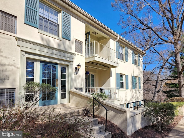 5900 Queenston St Unit 498, Springfield, VA 22152 - entrance to property featuring stucco siding and a balcony